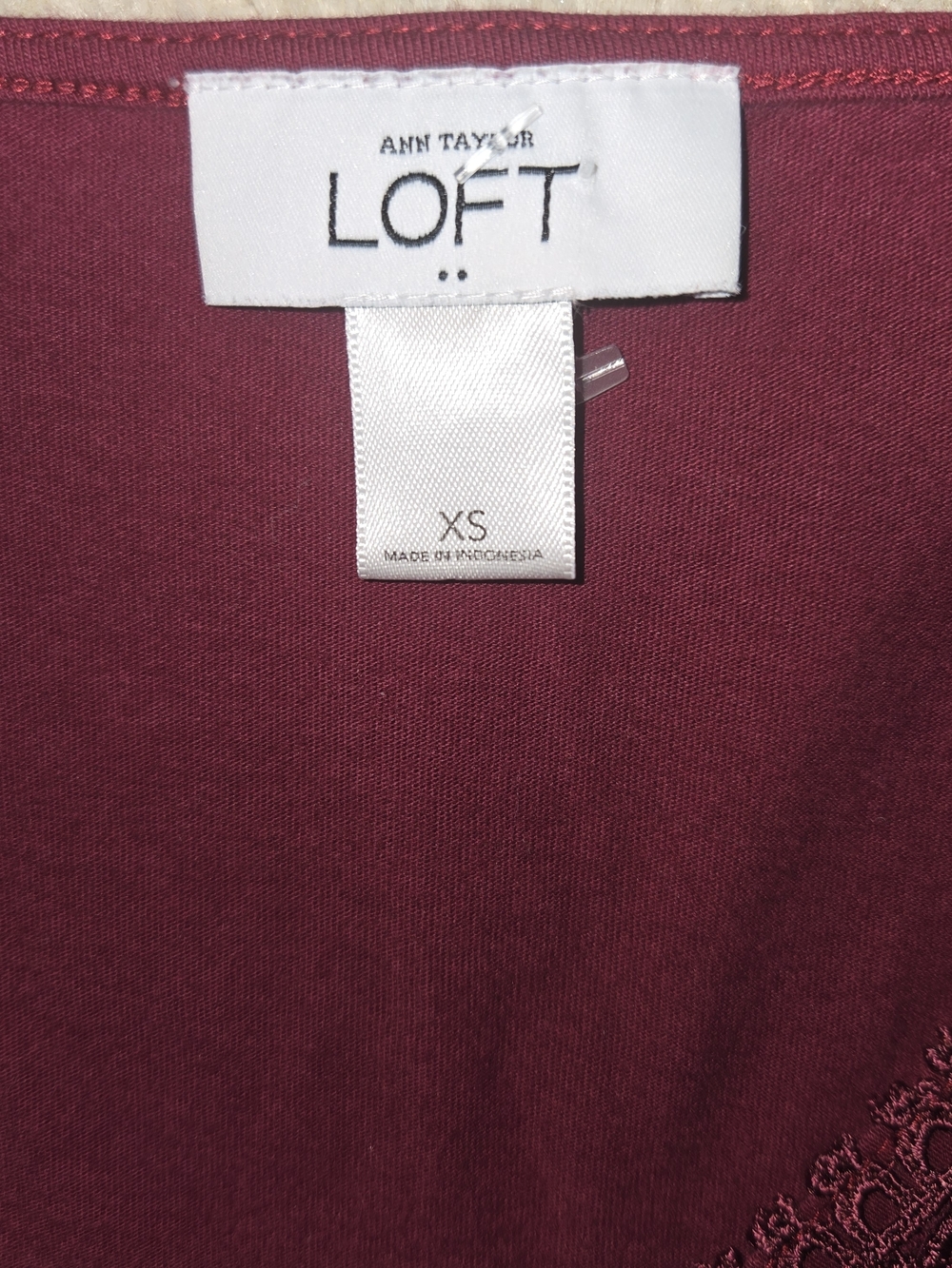 LOFT Wine Embroidered V-Neck Puff Sleeve Top Womens Size XS - Picture 3 of 10